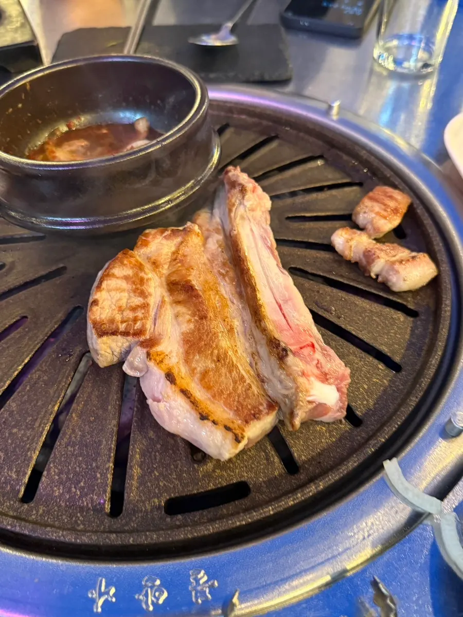 와사비를 올린 구운 고기 한 점