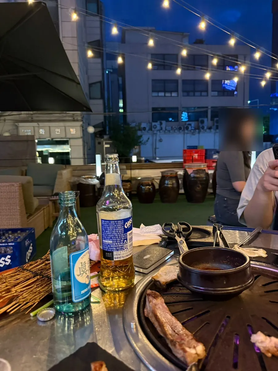 뼈가 붙은 뼈삼겹 자르는 모습
