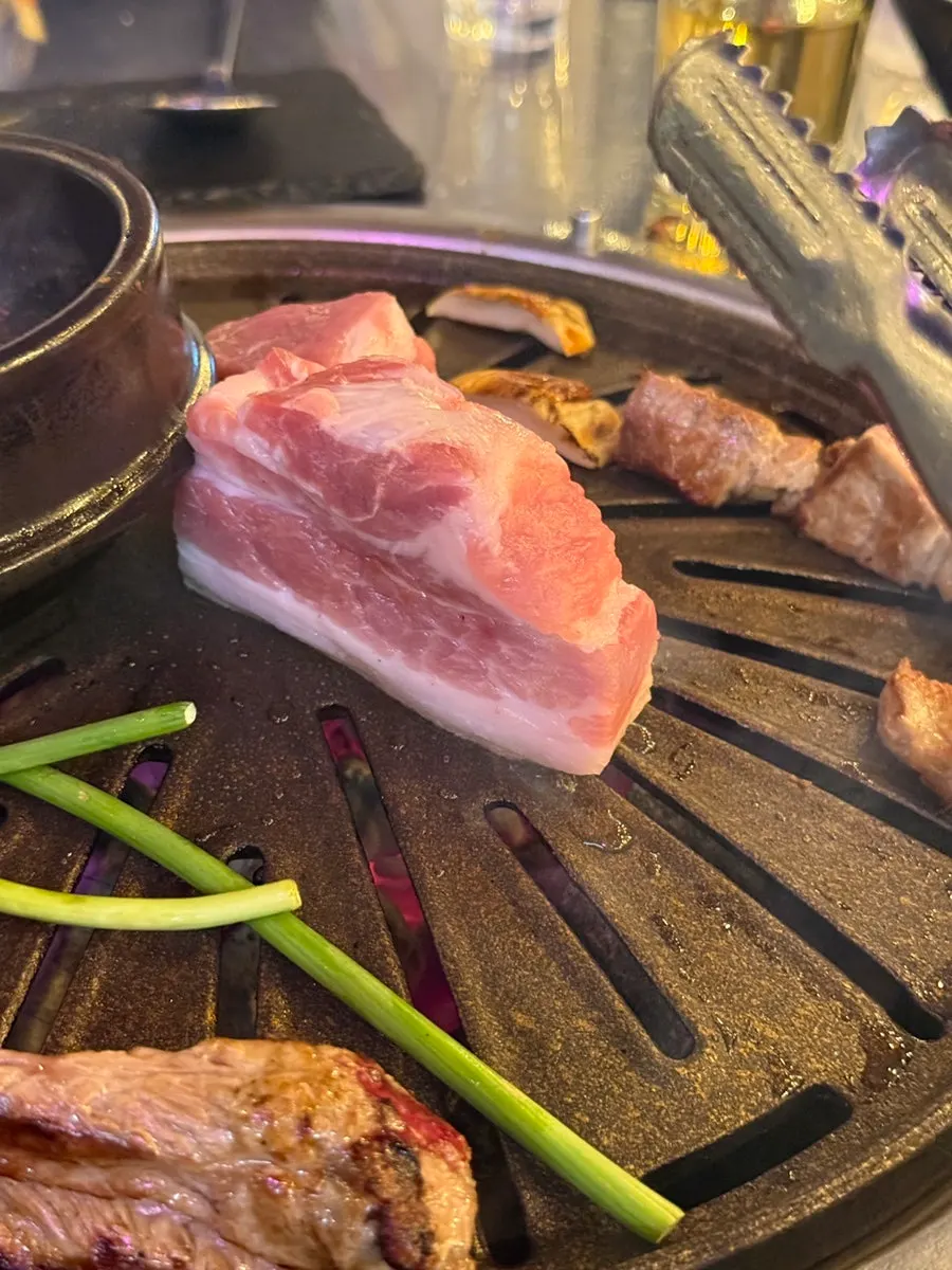 껍데기부터 굽는 삼겹살