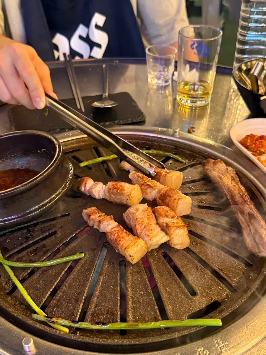 잘라놓은 삼겹살과 곁들임찬