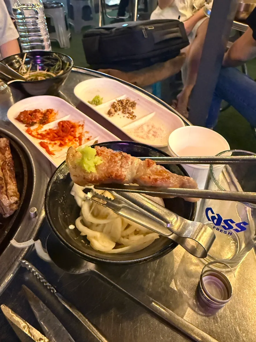 야외에서 구워 먹는 고기 한 점