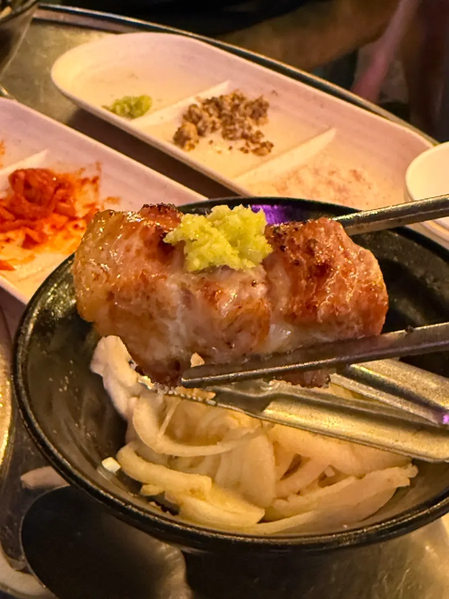 뼈삼겹 뼈 부분과 와사비