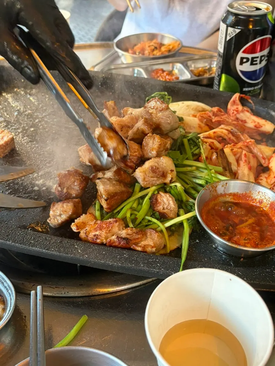 Meat arranged on the grill to prevent burning