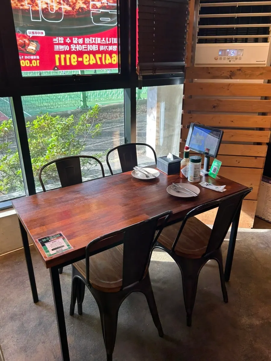 Table seating at Happiness Pizza