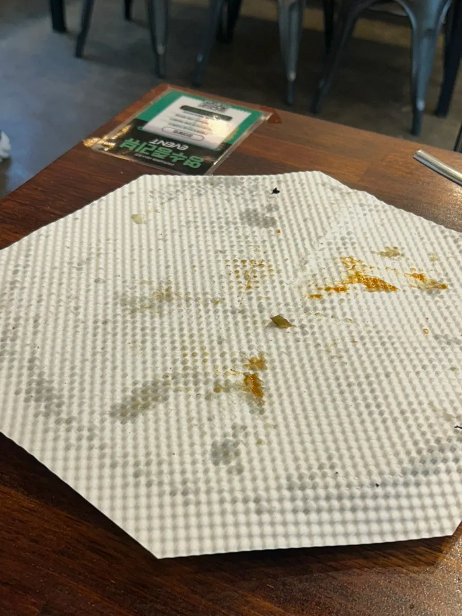 The crust ends and gold edge portion of the pizza