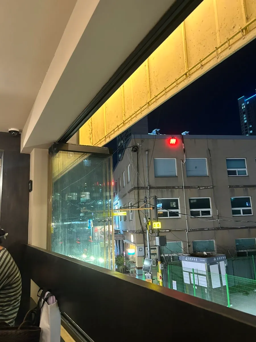 핫피엔도 2층 내부 좌석 전경