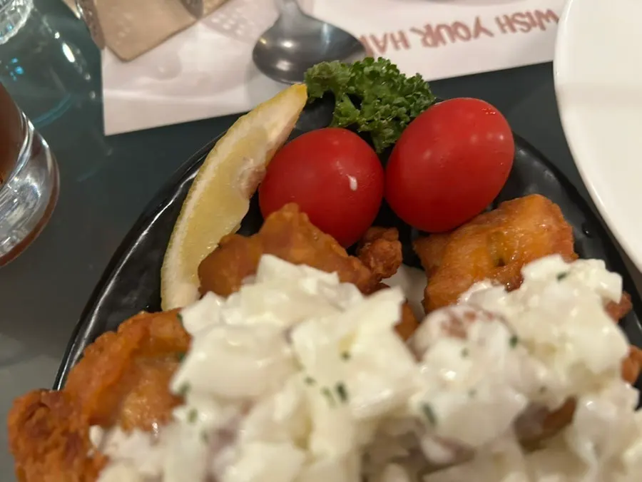 방울토마토가 곁들여진 가라아게 접시