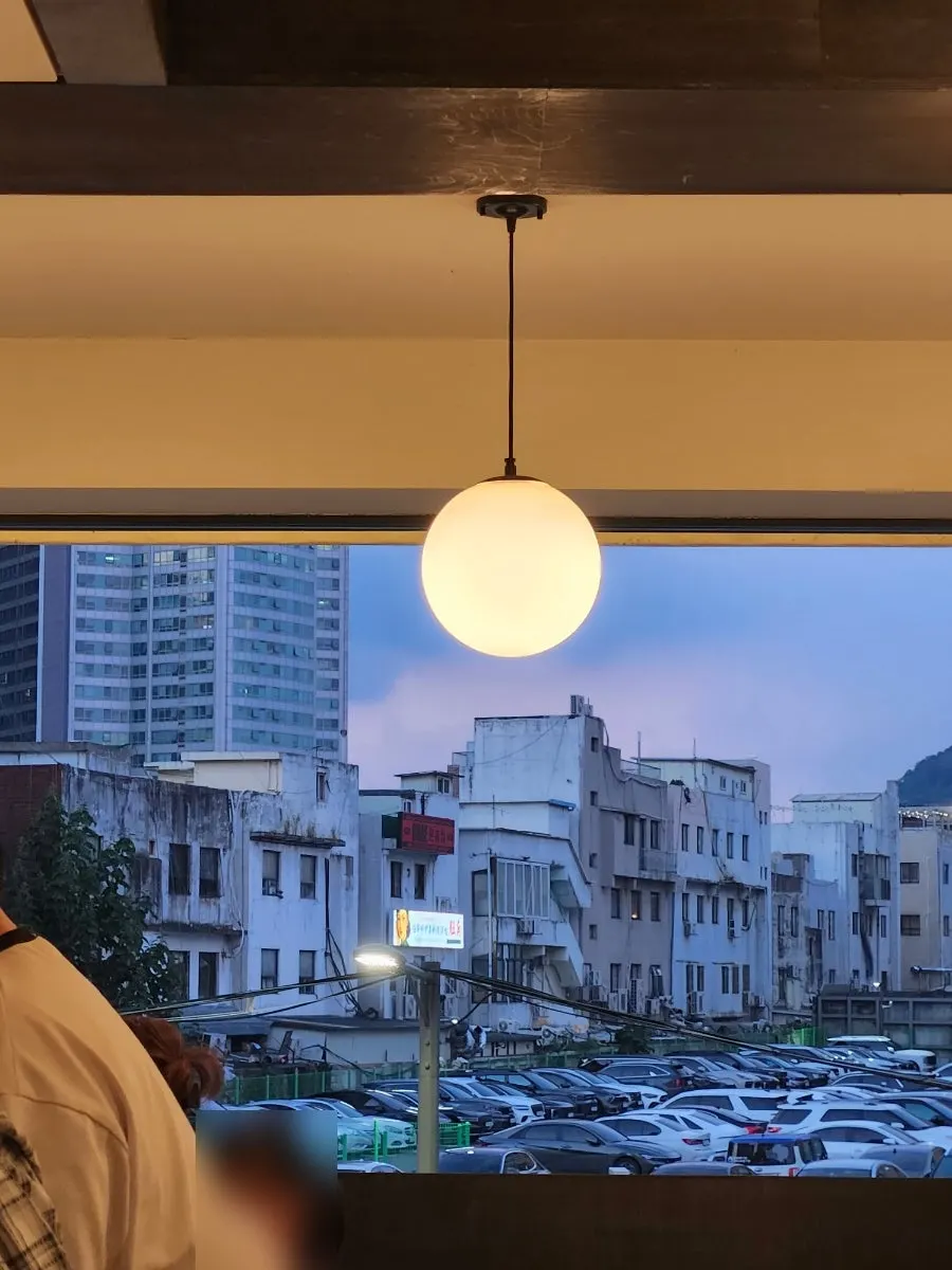 大きな窓越しに夕方の空が見えるHatpiendo店内
