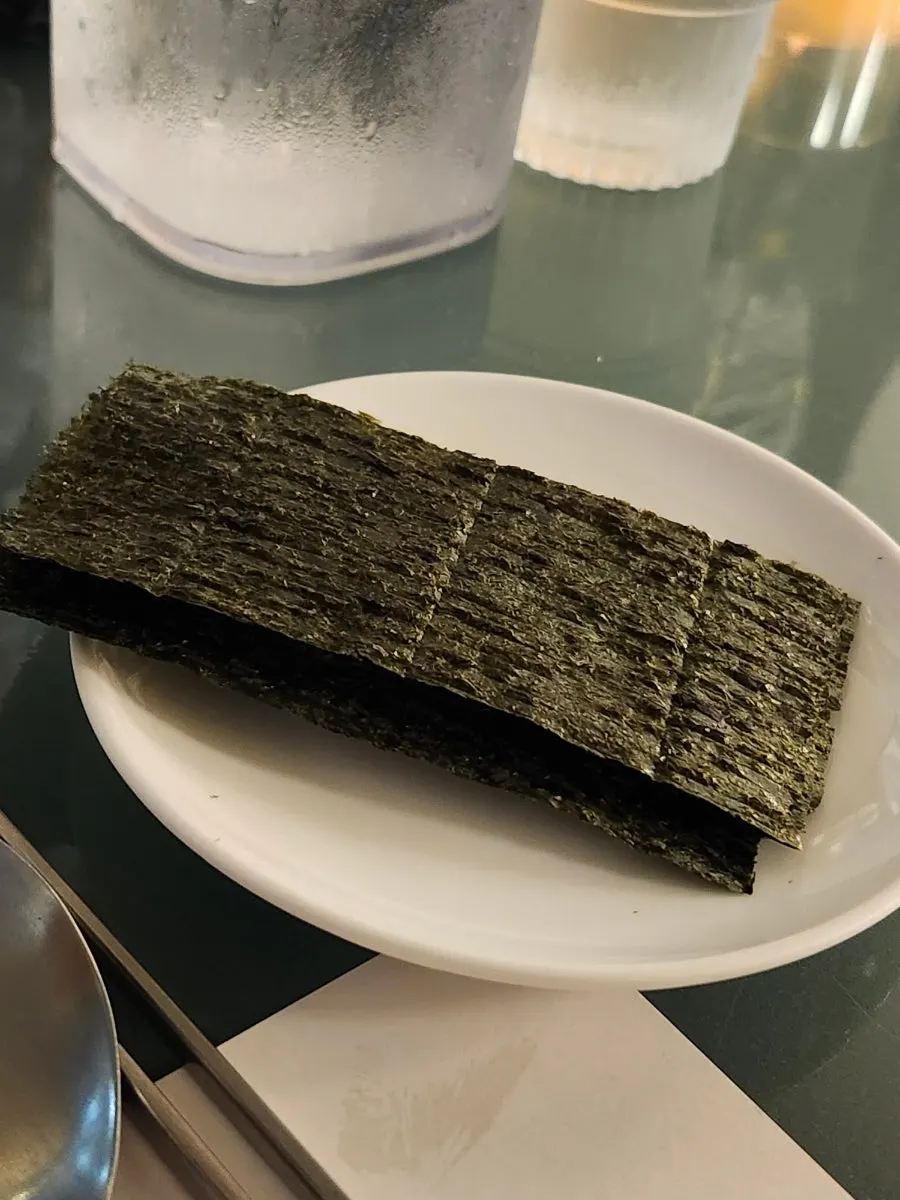 棒寿司と一緒に先に出てきた海苔と濃い醤油