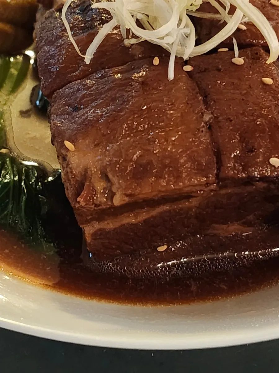 ソースに浸った日本式東坡肉の一皿