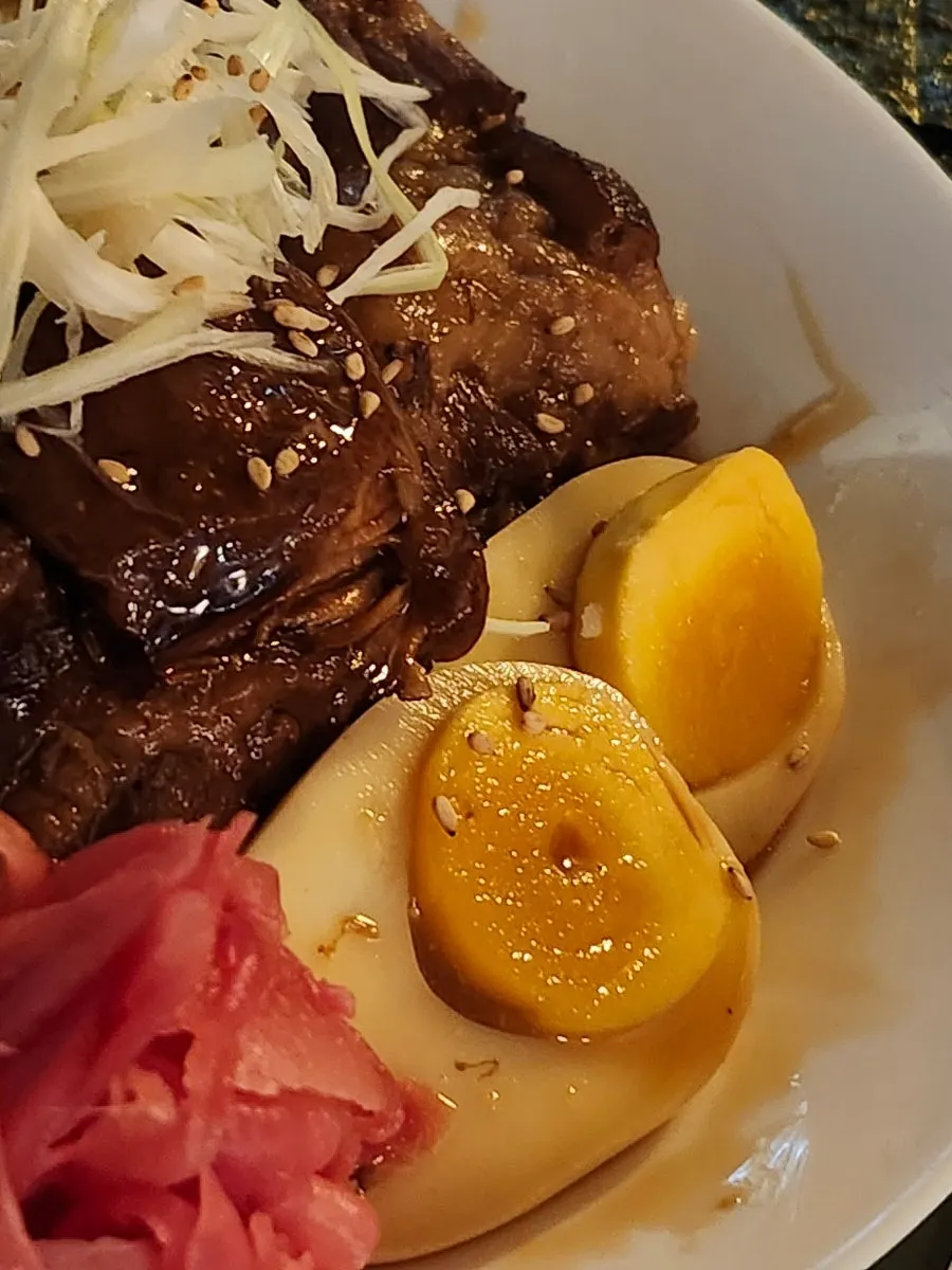 厚みのある東坡肉の肉とネギの千切り