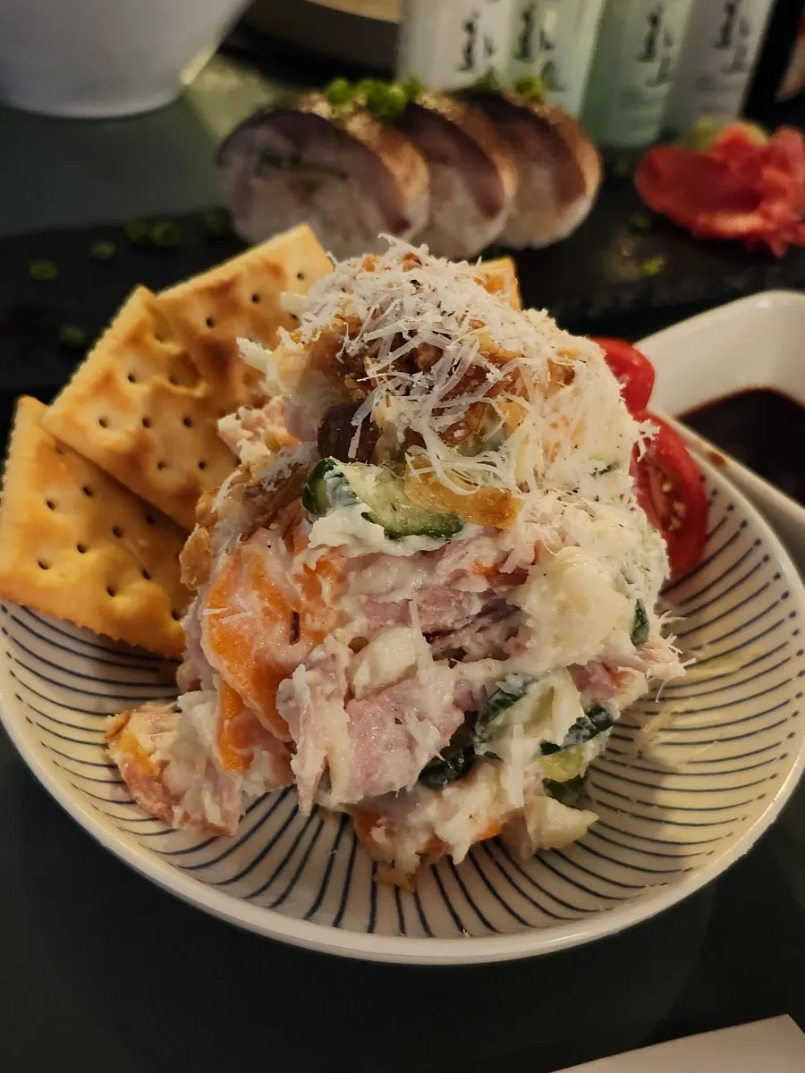 ビスケットが添えられたポテトサラダ