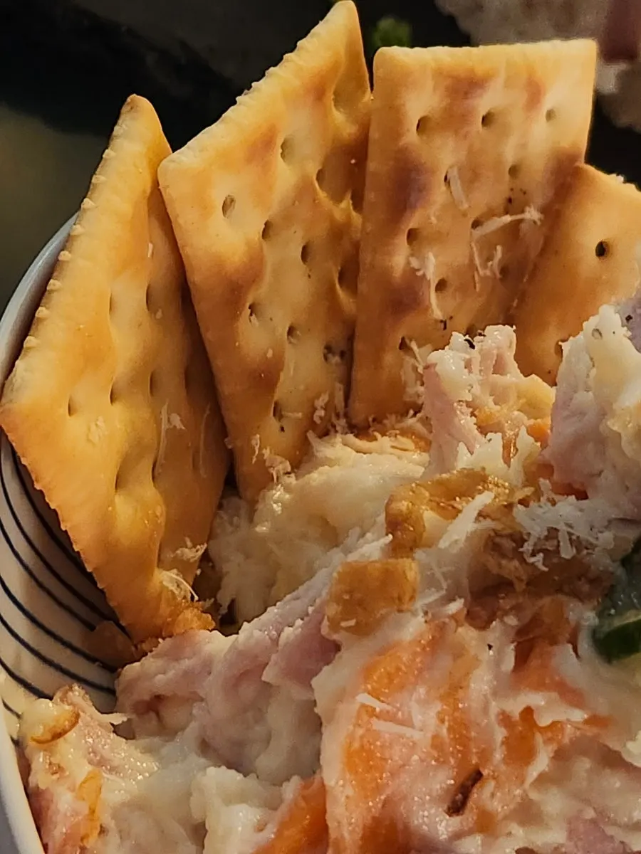 ビスケットにのせたポテトサラダ