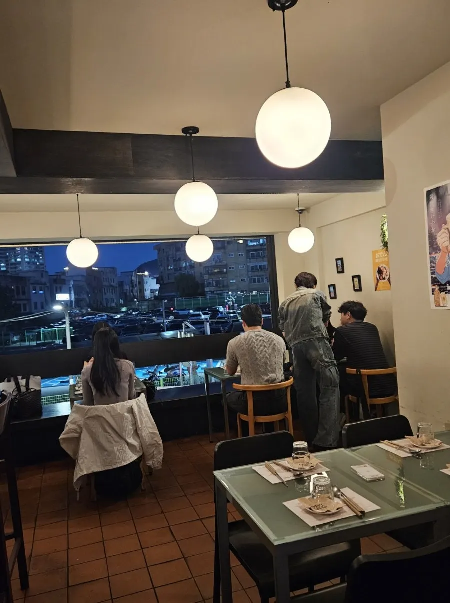 핫피엔도 테이블에 놓인 논알콜 하이볼