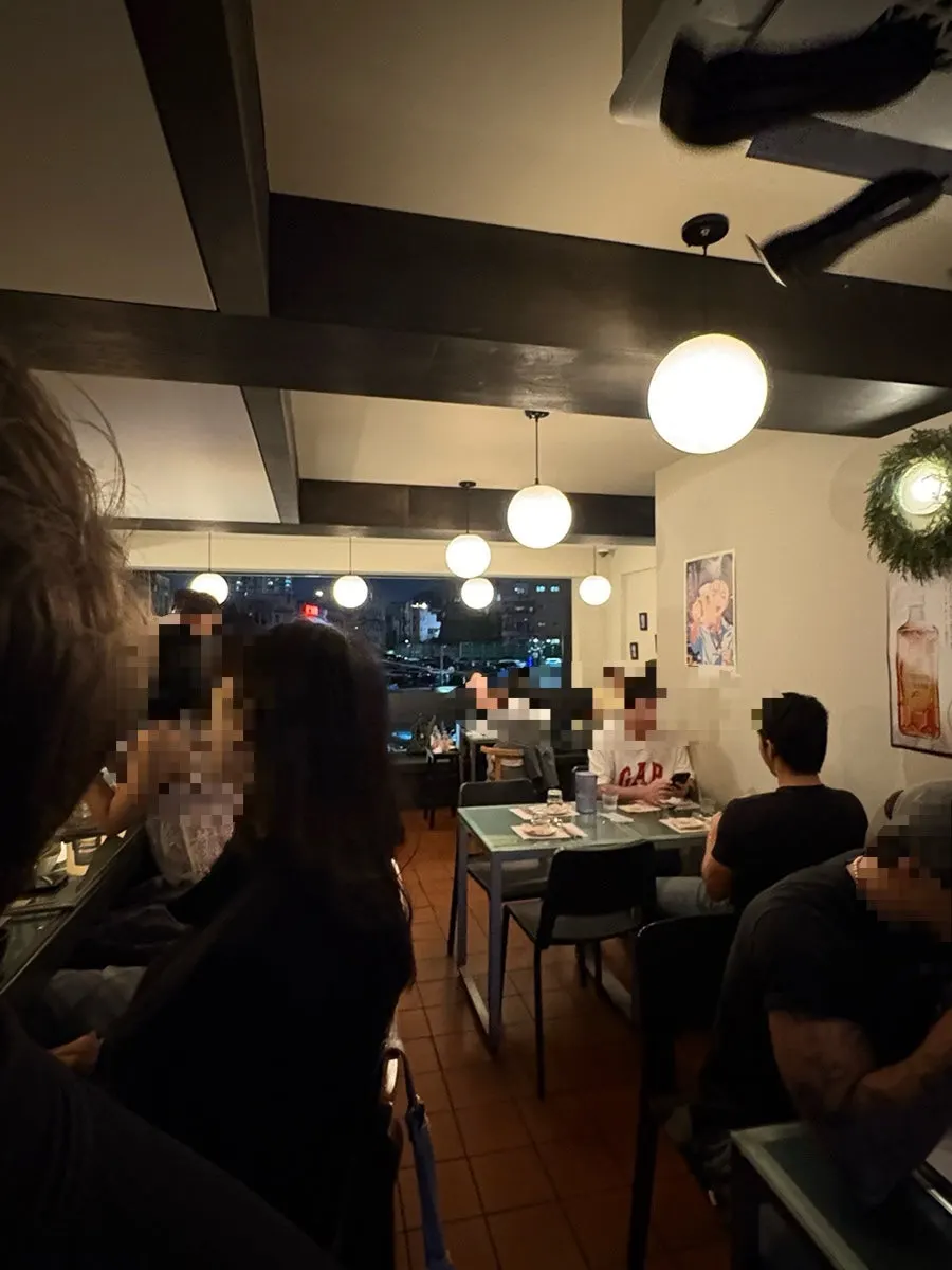 Window seats at Hatpiendo with floor-to-ceiling windows