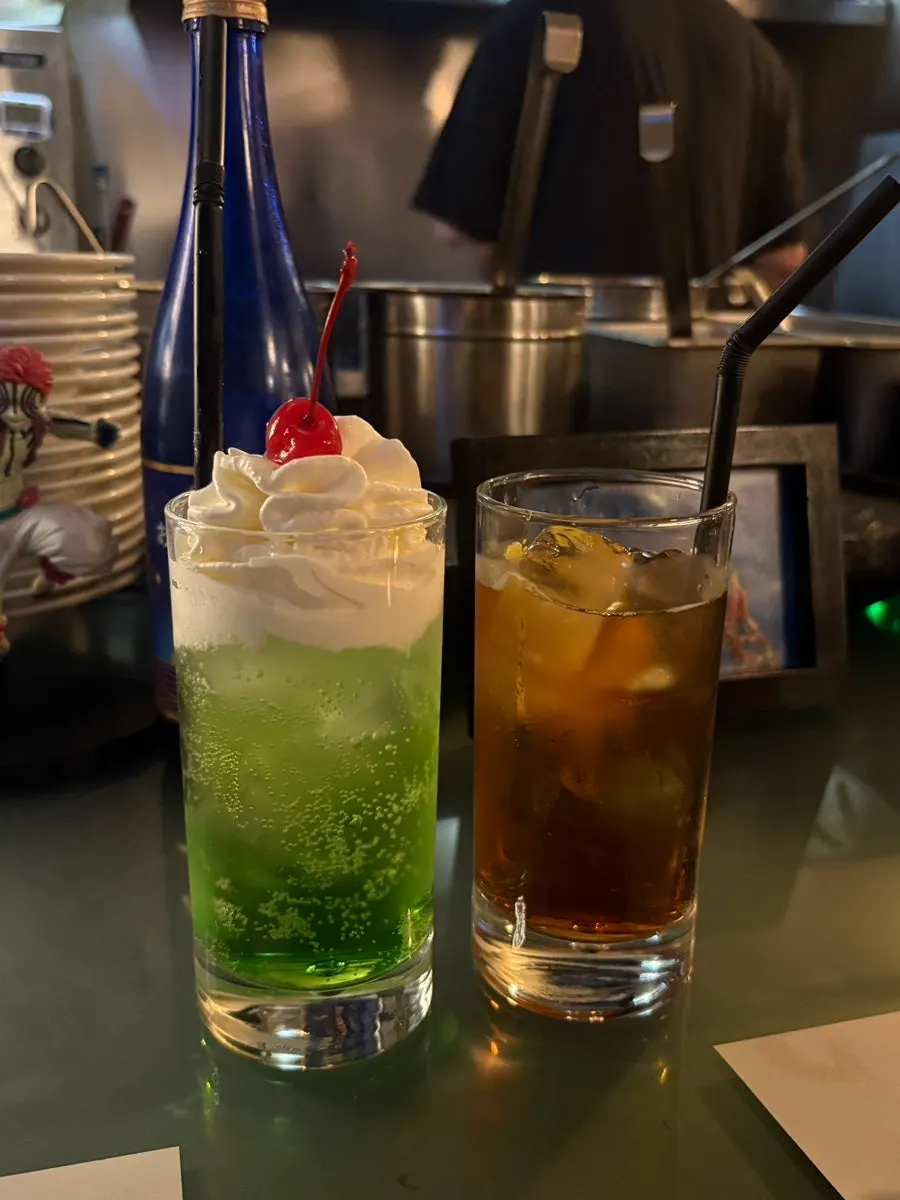Melon-flavored Hatpiending highball topped with whipped cream