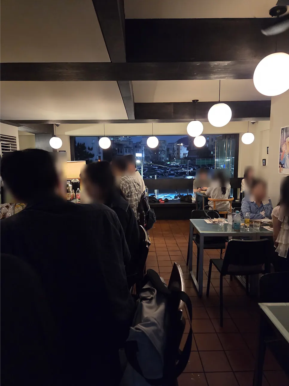 통창이 있는 핫피엔도 실내 무드