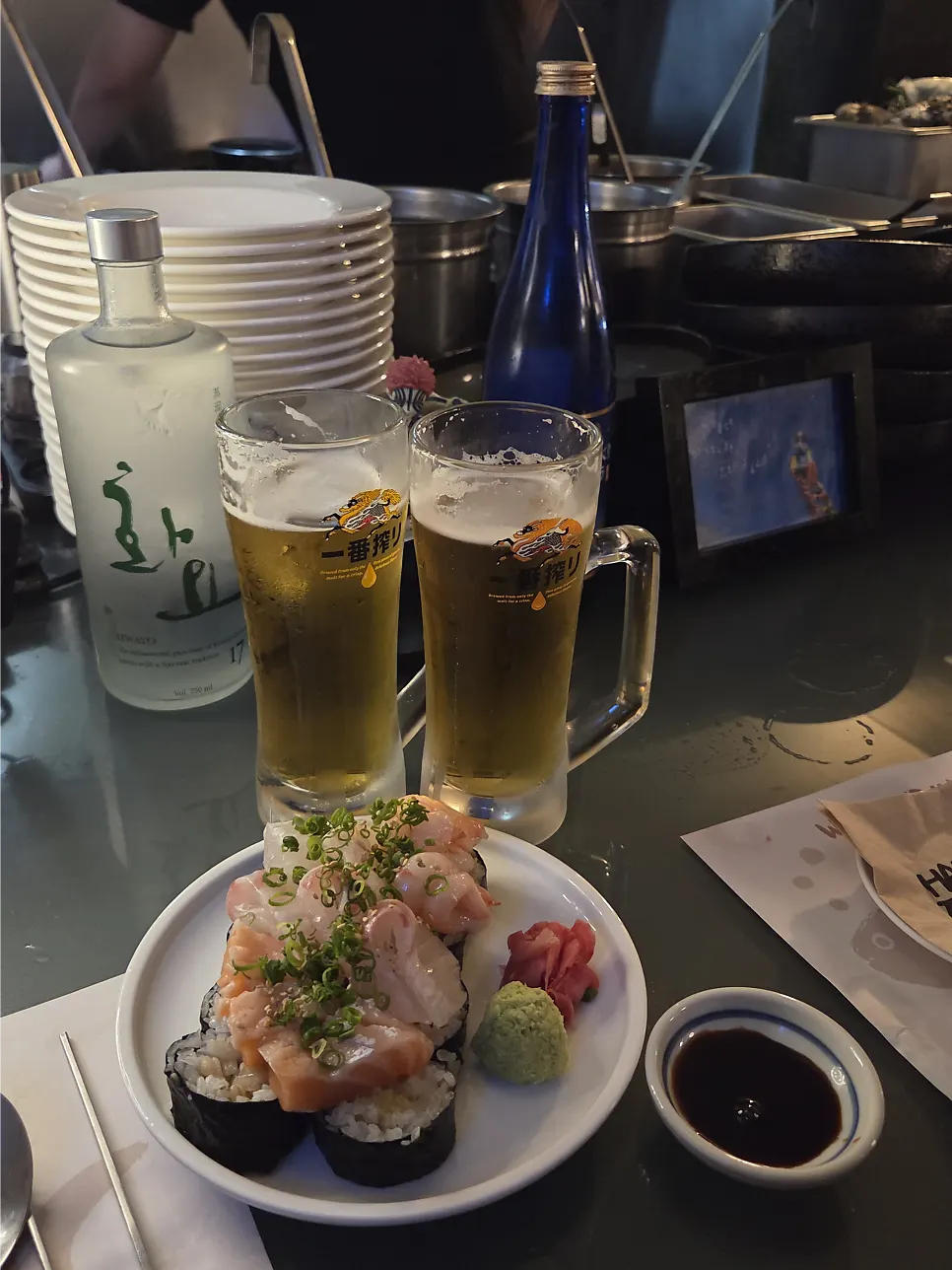숙성 사시미가 올라간 소금김밥 접시