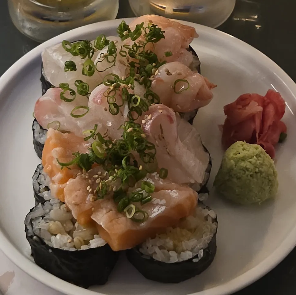 묵은지와 사시미를 올린 소금김밥 클로즈업