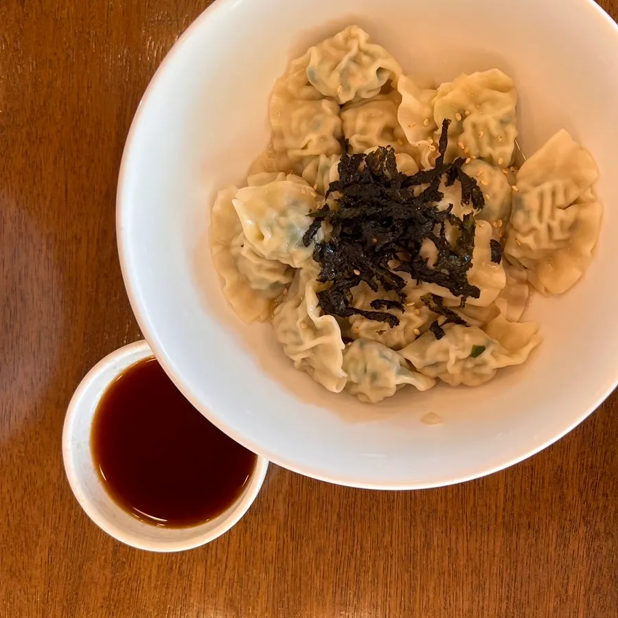 Mandu topped with sesame seeds and seaweed flakes