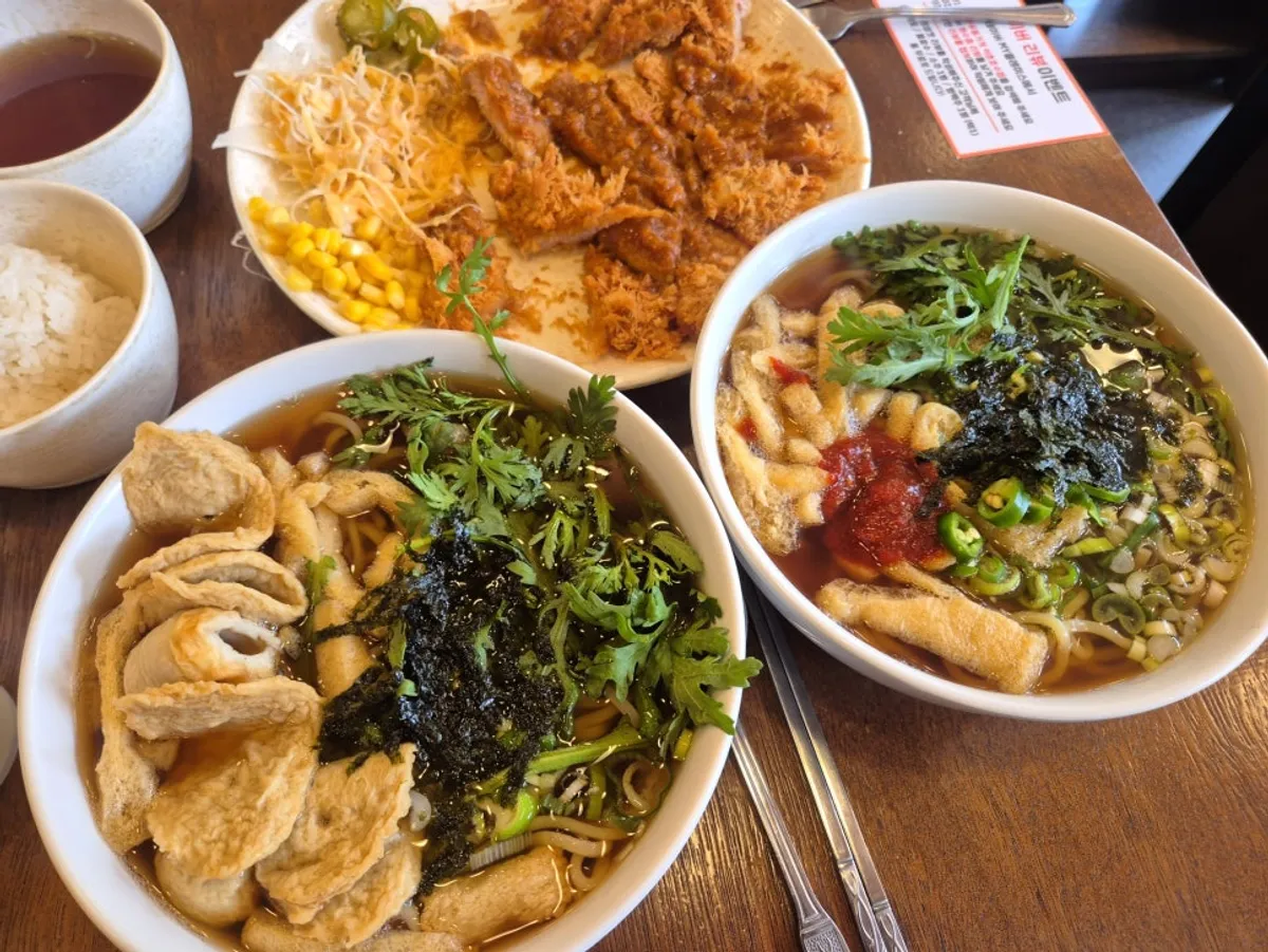 A bowl of udon at Haengbokhan Udon Gage Seokchon Lake Branch