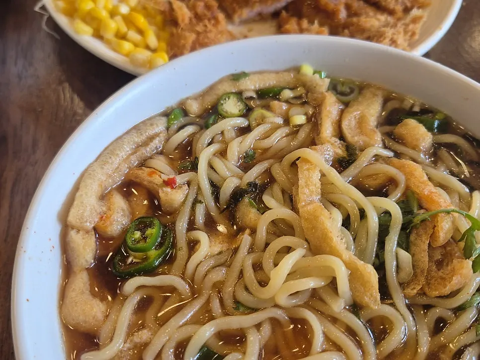 Chewy noodles lifted from the spicy udon