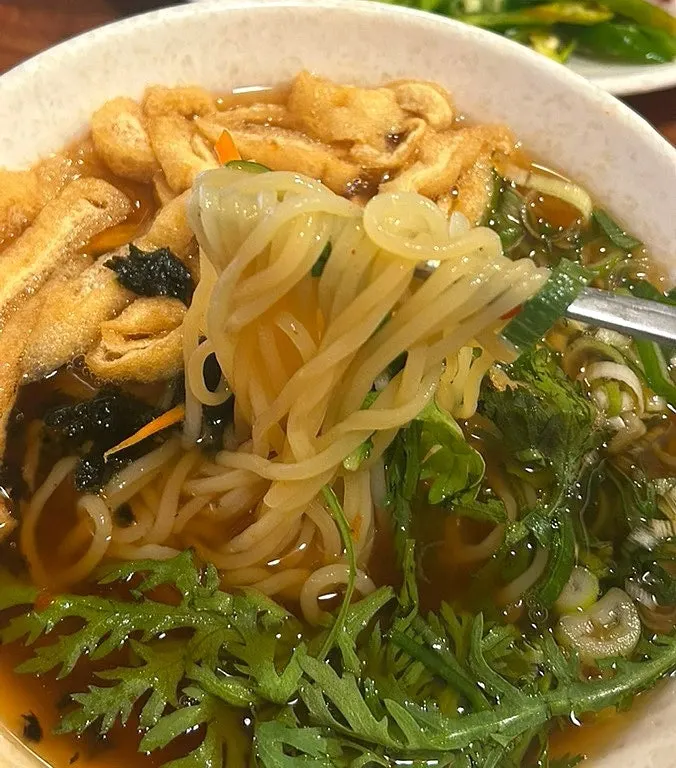 Close-up of gakgi udon broth and thin noodles