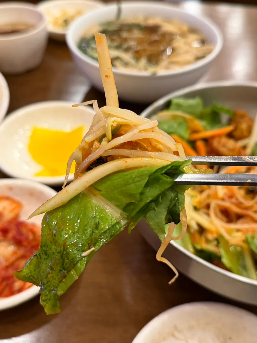 Milmyeon-style noodles from the gakgi udon lifted up with chopsticks
