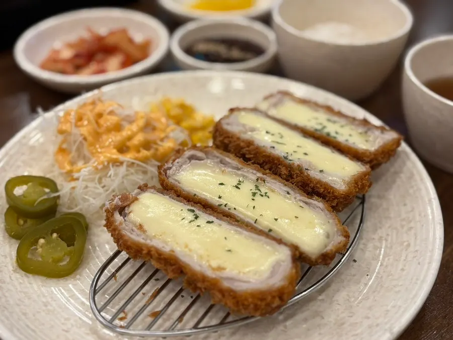 치즈돈까스 모밀소바 꿀토마토가 놓인 테이블