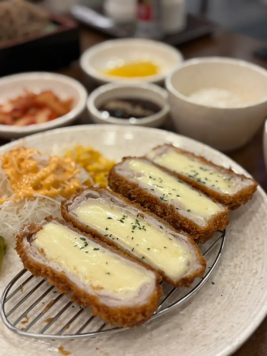 정갈하게 담겨 나온 치즈돈까스 한 접시