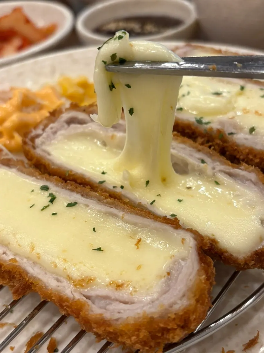 따뜻하게 나온 치즈돈까스 클로즈업