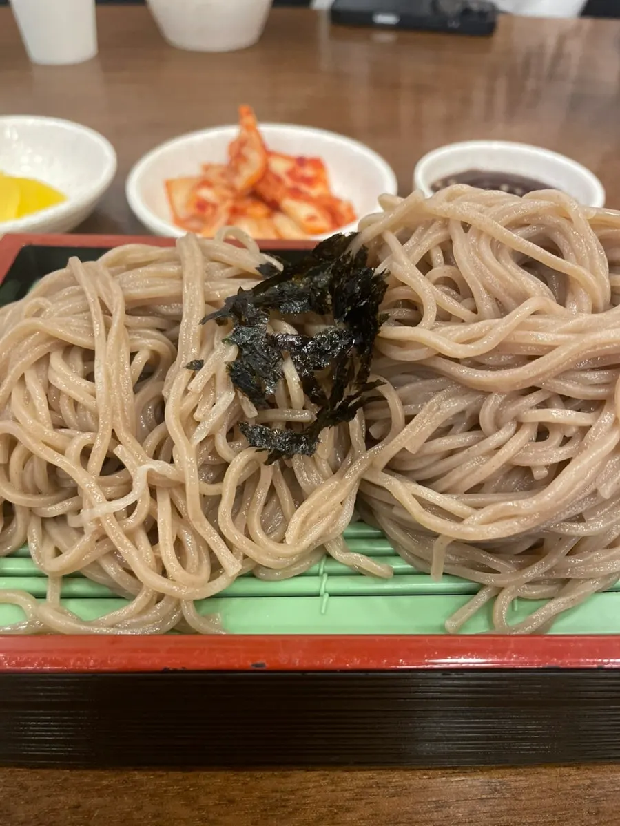 시원한 모밀소바 한 그릇과 장국
