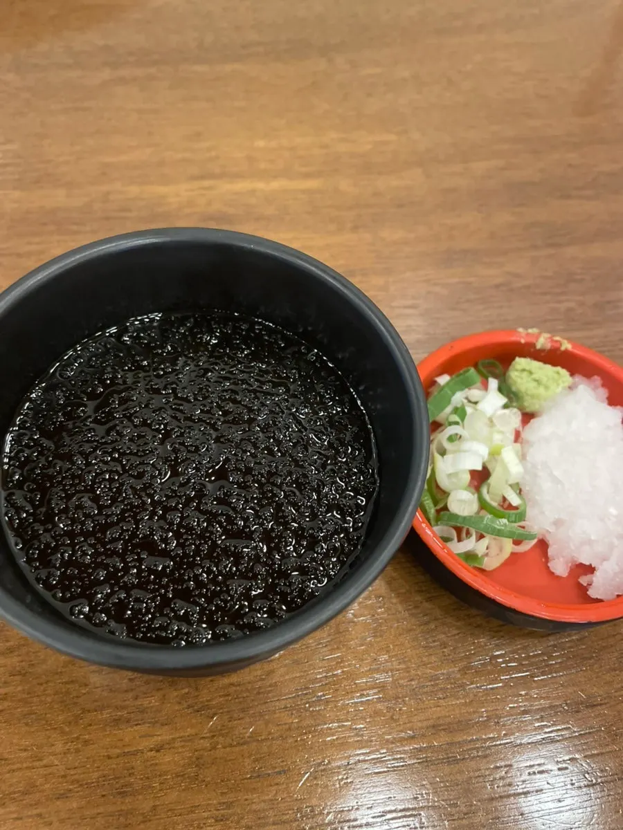 모밀소바 면을 장국에 적신 모습