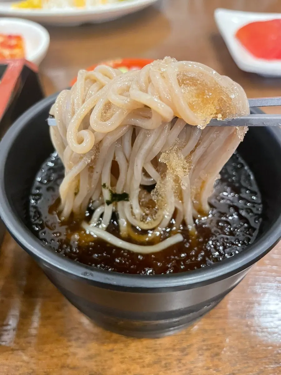 치즈돈까스와 모밀소바를 함께 차린 상