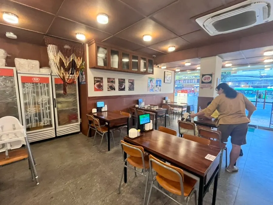 Comfortable table seating