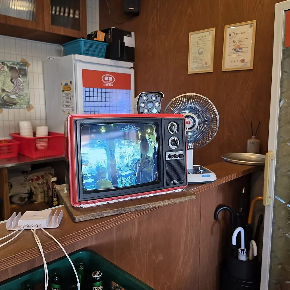 Overview of the retro-style restaurant interior
