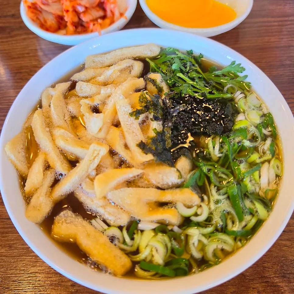 Bowl of gakgi udon loaded with fried tofu