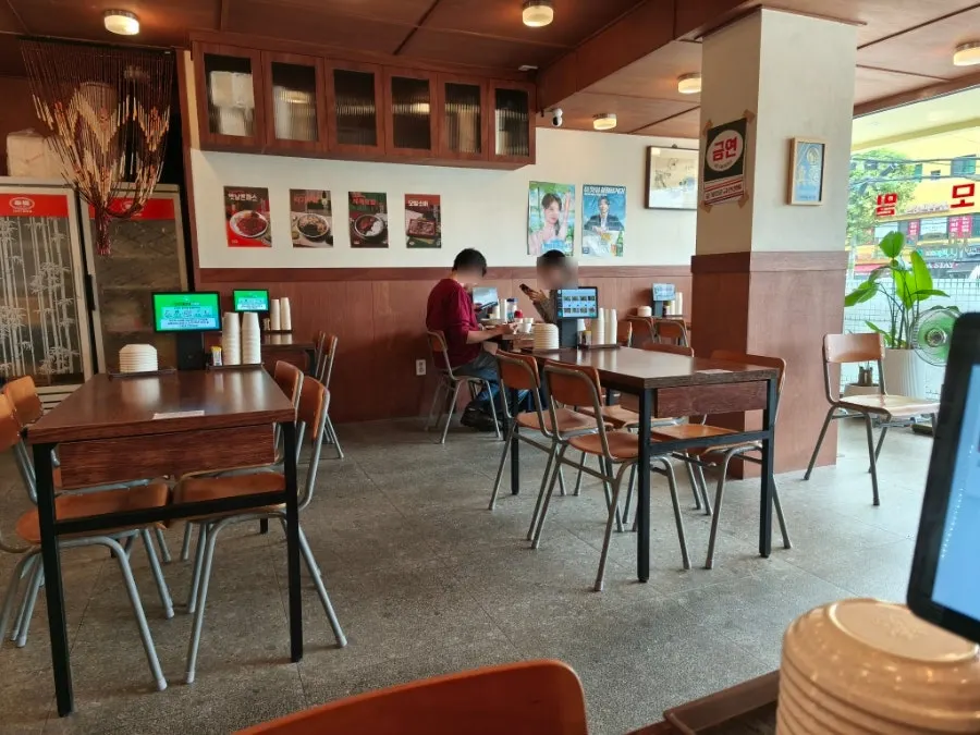 오픈 직후 한산한 행복한우동가게 내부