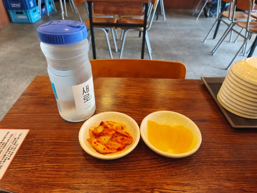 기본반찬으로 나온 단무지와 김치