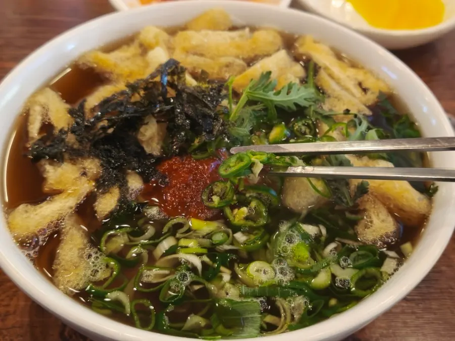 고추우동 국물과 고명