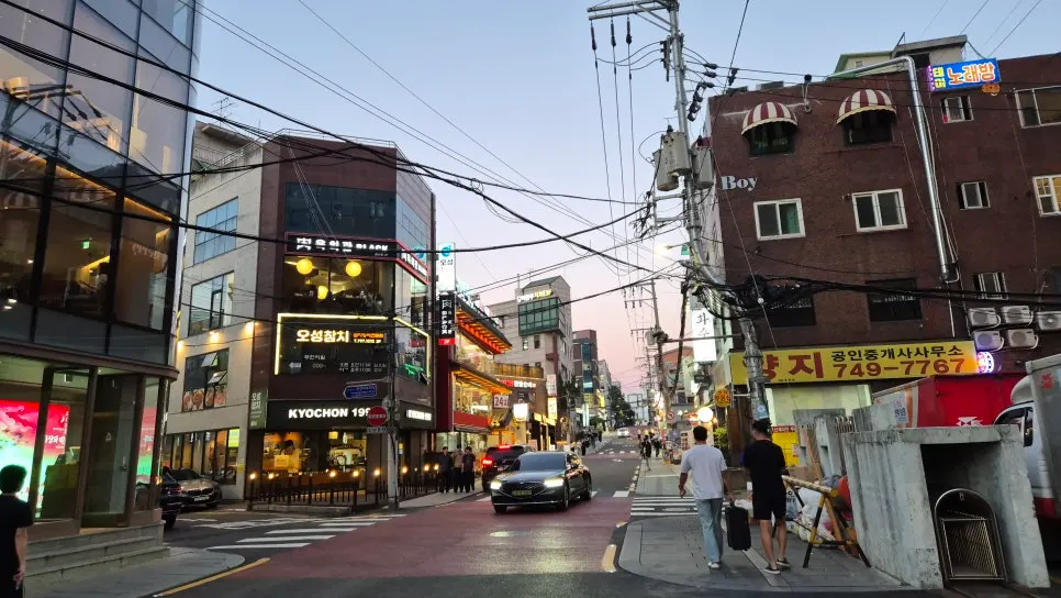 Evening street scene on Yongridan-gil