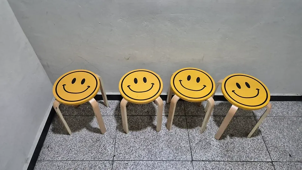 Chairs for waiting customers at Hatpiendo