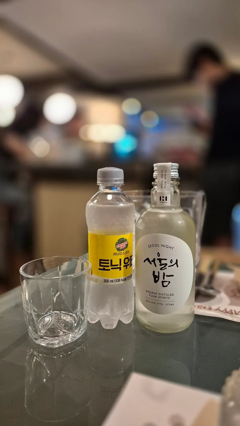 A highball glass of Seoul-eui-bam mixed with tonic water