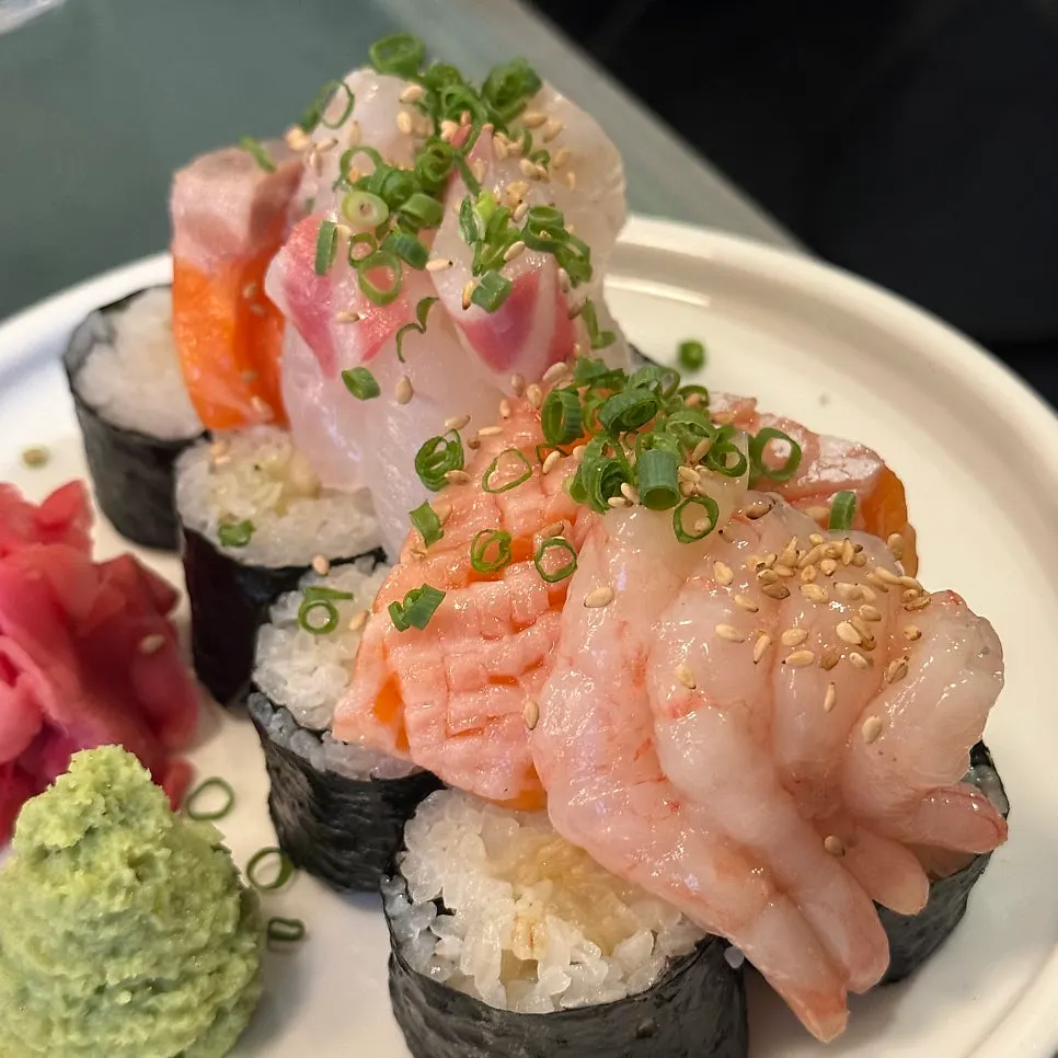 접시에 담긴 사시미 소금김밥