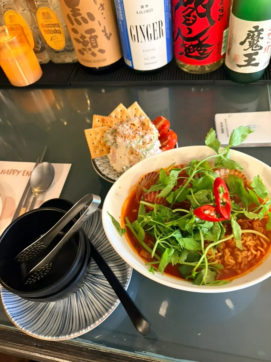 포테토 사라다와 하이볼이 놓인 다찌석 테이블