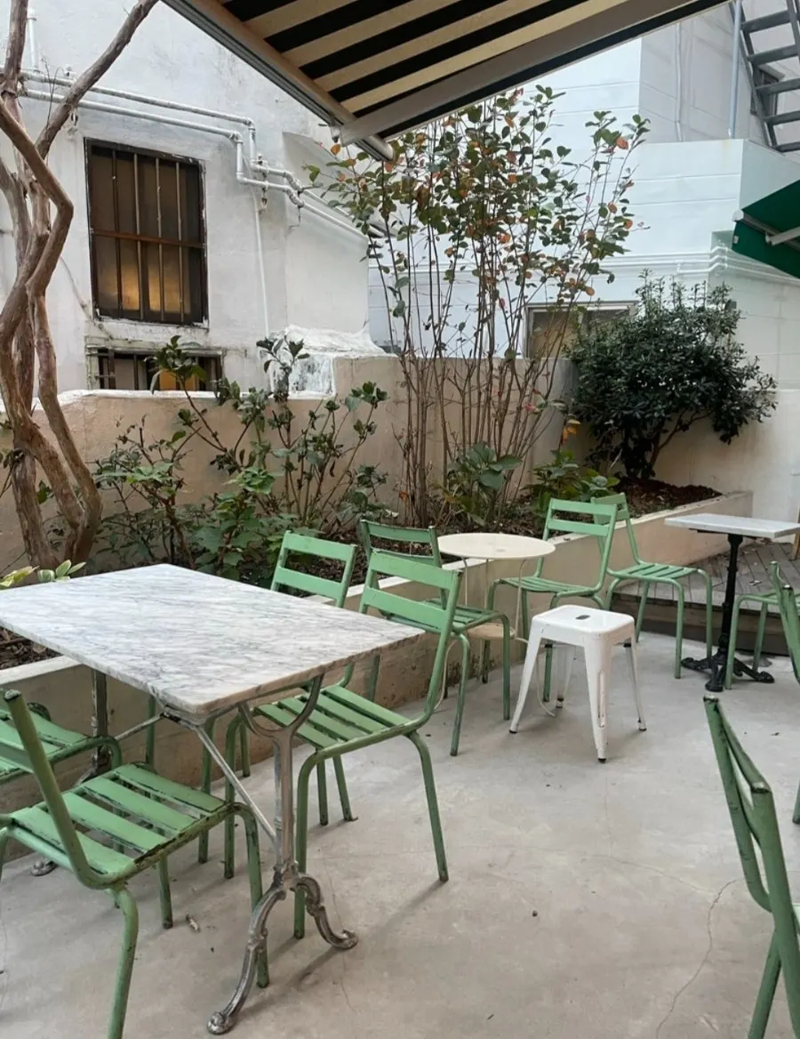 The lush green outdoor terrace space