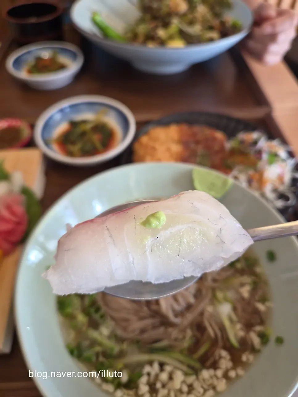 도톰한 생선회가 올라간 초밥 접시
