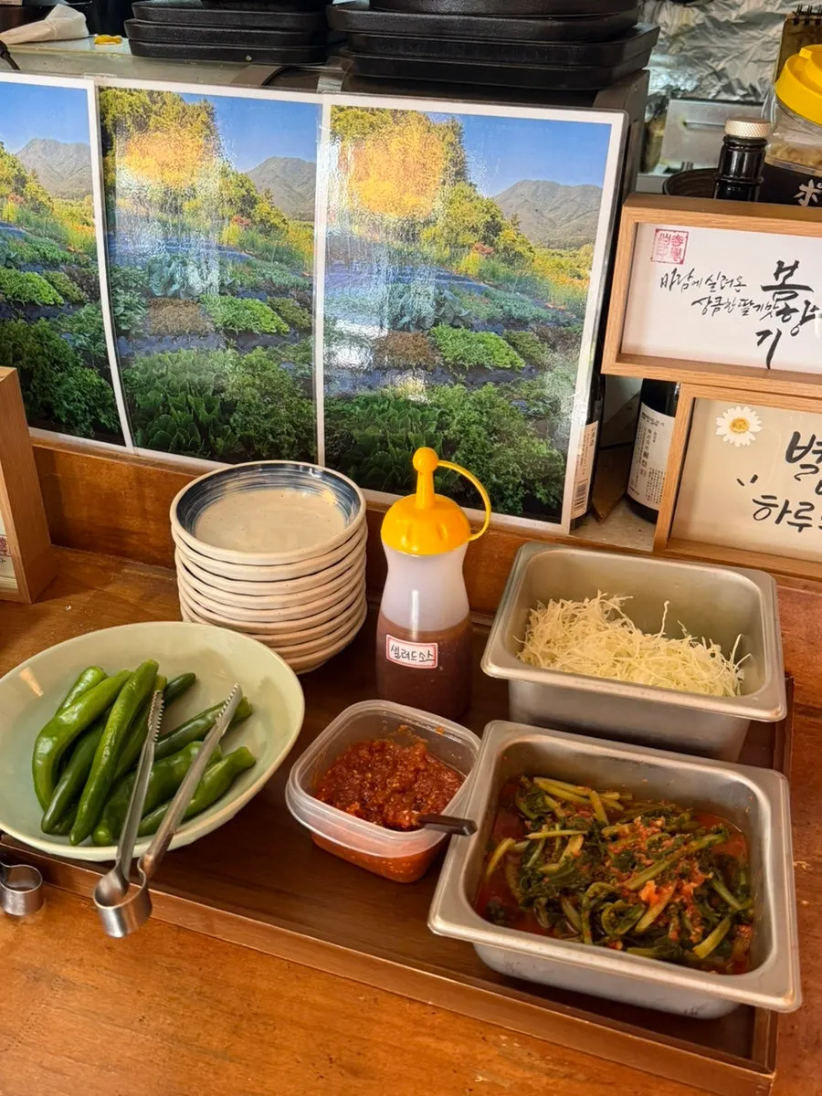 Self-bar with a photo of the restaurant's own harvested vegetables