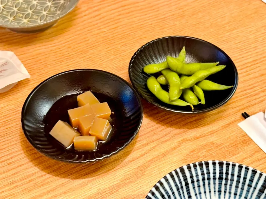Seasoned konjac and green peas served as a basic side dish