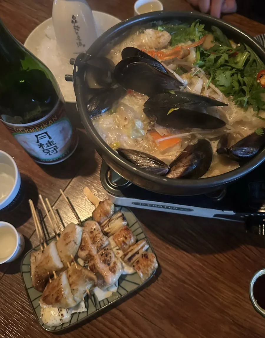 Gekkeikan Junmai served in a tokkuri and sake cups